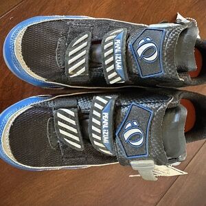 Pearl Izumi Black and Blue Clip In Cycling Shoes